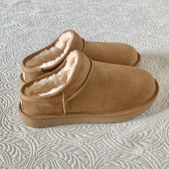UGG Classic Slipper - Picture 1 of 9